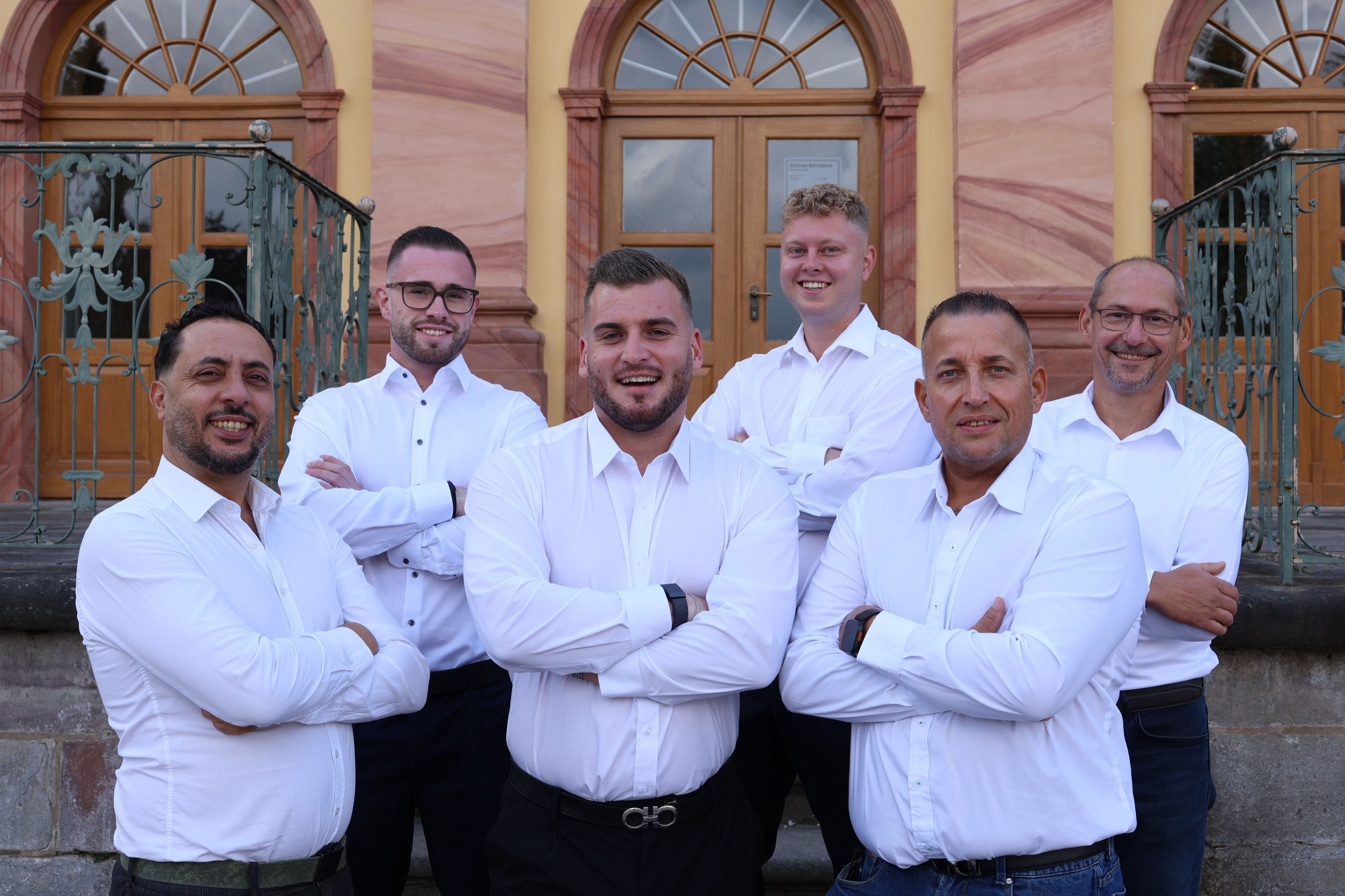 Das Team von Reinhold & Partner vor dem historischen Firmengebäude